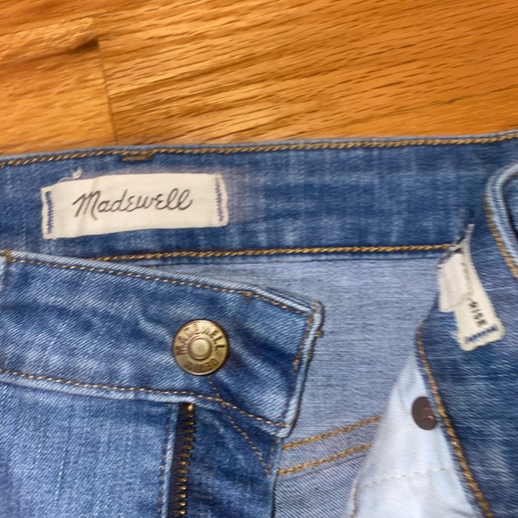 Madewell Curvy High Rise Skinny Jean Light Wash Distressed Hem Size 28 Short - Picture 3 of 7
